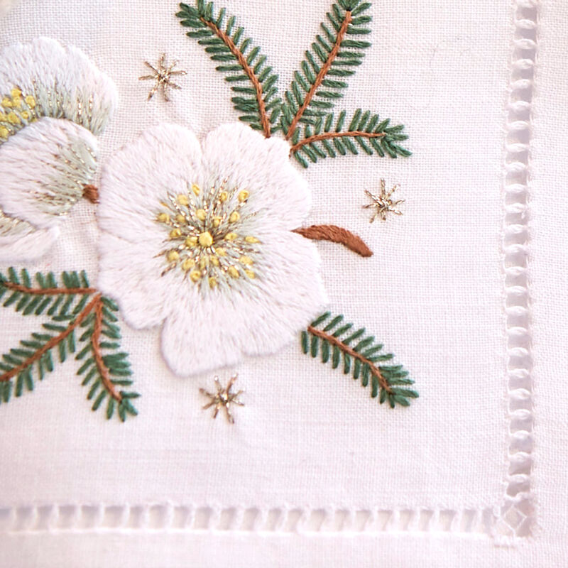 Feine, handbestickte Tischdecken mit Christrosen-Motiv Bild 3