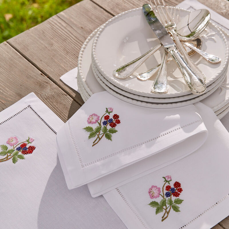 Feine, handbestickte Tischdecken mit Christrosen-Motiv Bild 4