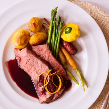 Produktbild fr 'Sous-vide Roastbeef, Sauce Cumberland, Risole-Kartoffeln und junges Gemse'