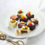 Produktbild fr 'Hangefertigte Edel-Petit Fours mit Ostermotiven'