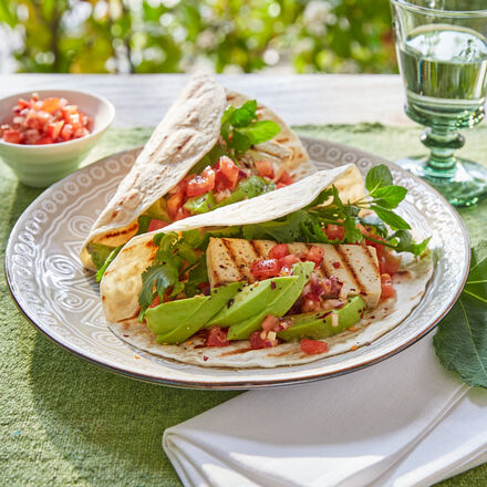 Produktbild fr ' Gegrillter Tofu mit Tomatensalsa und Avocado im Tortilla-Wrap  '